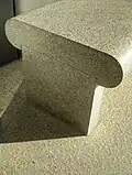 Detail: Sitzbank und Bodenplatten aus Granit
