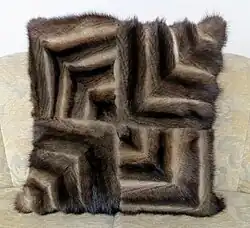 Kissen, umgestaltet aus einer alten Jacke (Kaiserslautern, ca. 2020)