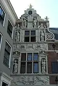 Prachtfassade der Doopsgezinde Kerk mit Allianzwappen, 2009