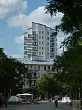 PEP-Einkaufszentrum vor Plattenbau
