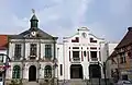 Hôtel de ville (Rathaus, links) und Stadtfesthalle (rechts)