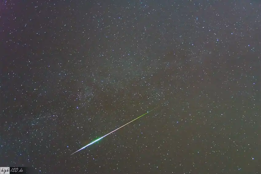 Perseiden-Meteor aus dem Jahr 2009. Er­kenn­bar die auffallende, typische Grünfärbung.