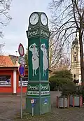 Persil-Uhr Dame in Weiß am Marktplatz