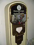 Öffentliche Personenwaage mit Kartenausgabe