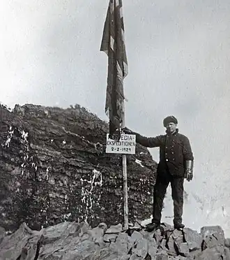 Kapitän Nils Larsen beim Hissen der norwegischen Flagge in der Sandefjord Cove am 2. Februar 1929