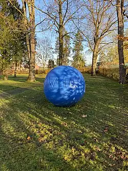 Skulptur mit der Inschrift PETER WEINT