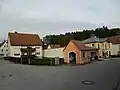 Die Anwesen Petersauracher Straße 2 und 4 im Ortskern