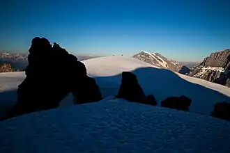 Blick über den Petersgrat von unterhalb des höchsten Punktes, rechts dahinter das Balmhorn