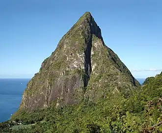 Der Petit Piton von der Piton Mitan Ridge aus gesehen.