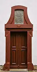 Eingangsportal von 1714 mit der Gedenktafel für die 6 Gefallenen des Ersten Weltkriegs