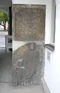 Grabpfeilermonument in der Durchfahrt