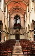 Kircheninneres mit Blick auf die Orgel
