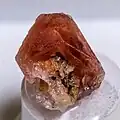 Pezzottait (rosa) aus dem Sakavalana-Pegmatit, 140&nbsp;km SW von Antsirabe, Madagaskar
