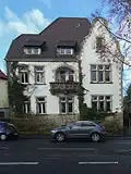 Pfarrhaus und heutiges Pfarramt der Christuskirche – die Ornamente der Kirche wiederholen sich in der Balkonbrüstung.