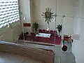 Die Unterkirche mit schlichtem Holzaltar