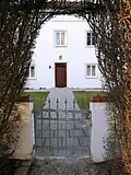 Zugang vom Friedhof und von der Kirche