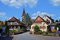 Pfarrhofgraben mit Stadtkirche und Haus der Heimatzeitung