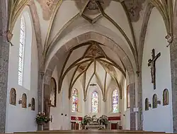 Kircheninneres mit Glasfenstern