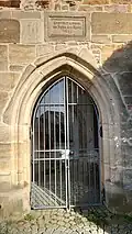 Eingang zur alten Kirche mit Gedenkstein von 1882