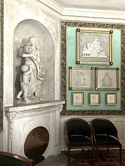 Empfangszimmer mit Gipsreliefs