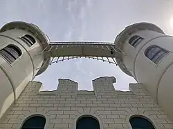 Türme mit gusseiserner Brücke