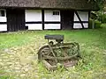 Pferdegöpel im Freilichtmuseum Klockenhagen zum Antrieb landwirtschaftlicher Geräte im benachbarten Gebäude