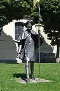 Geschmiedete Statue eines Jakobus-Pilgers in Pfullendorf von Peter Klink mit Pilgerhut, Pilgerstab, Pelerine, Pilgermantel und Pilgertasche