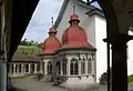 Pfyfferkapelle, welche die Wallfahrtskirche flankiert