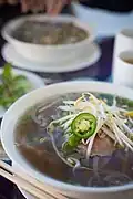 Phở – garniert mit Mungbohnensprossen
