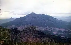 Der Phalombe vom Plateau des südöstlich daneben liegenden Mulanje-Massivs – der Ort Phalombe liegt in diesem Tal. Im Hintergrund links der Berg Machemba mit 1427&nbsp;m