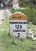 Kilometerstein bei Chapcha (Bhutan)