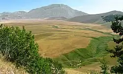 Piano Grande, Apennin, Italien; Polje in 1270 m; Entwässerung durch Ponor in der Rinne im Vordergrund