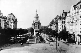 Ein Gb 2/2 in den 1950er Jahren auf der zentralen Piața Victoriei (links), rechts ein FII-Zwillingstriebwagen