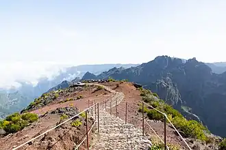 Sicht vom Gipfel auf die Aussichtsplattform im Nordwesten