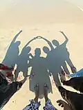 Memorable day in Cuddalore, 2022 – anonymes Freundschaftsbild der zeitgenössischen Fotografie