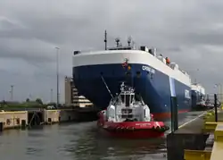 Autotransporter mit Schleppern in der Schleuse