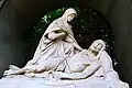 Pieta von Franz Vlasdeck neben der Kirche