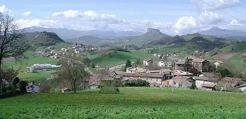 Apennin in der Emilia (markant im Hintergrund die Pietra di Bismantova)