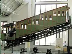 Dampftriebwagen Nr. 10 in grüner Farbgebung im Deutschen Museum Verkehrszentrum München