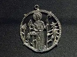 Pilgerzeichen mit der Darstellung des Heiligen Prokop von Sázava, gefunden in Karlova Huť (Beispiel für Gitterguss)