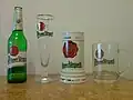 Verschiedene Originalgläser und -krüge