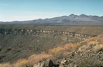 Maar Elegante mit den Pinacate Peaks im Hintergrund