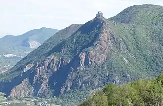 Monte Pirchiriano von Val Sessi; auf der linken Seite der Monte Pietraborga, auf der rechten Seite der Monte Ciabergia.