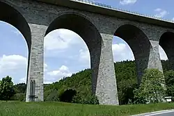 Granit­quader[8] als Baustoff der Brückenpfeiler, 2015