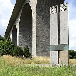 Elf Meter hohe Granitstelen mit den Landeswappen Bayerns und Sachsens von Steinmetz Walter Ballmann[8]