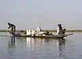 Eine Piroge auf dem Fluss Niger in Mali