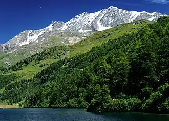 Piz Corvatsch (Mitte rechts) über dem Silser See, mittig Piz Murtèl, Mitte links die Bergstation