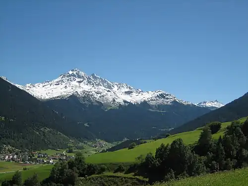 Piz Calderas (r) und Piz d’Err, aufgenommen in Riom-Parsonz