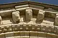 Konsolfiguren im Giebel