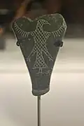 Zeremonielle Axtschneide mit eingraviertem Vogelmotiv. Tepe Yahya IV B Periode (2340&nbsp;–&nbsp;2200 v.&nbsp;Chr.)[20]